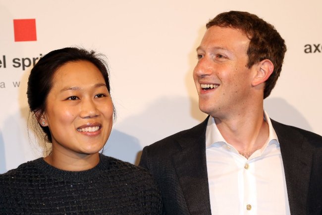 Vào tháng 12 năm 2015, Zuckerberg tuyên bố sẽ tham gia công việc từ thiện một cách rộng rãi.