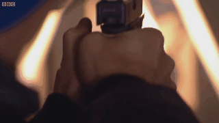 Viên đạn xuyên qua cái đùi lợn rất "ngọt"