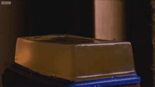 Bắn viên đạn vào đạn đạo (ballistics gel) - một loại gel trong suốt có kết cấu tương đồng với cơ bắp con người