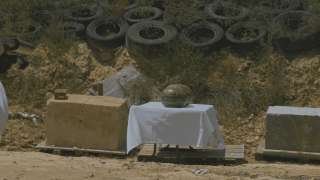 Quả dưa hấu phát nổ khi trúng đạn