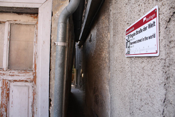 Con phố hẹp nhất thế giới