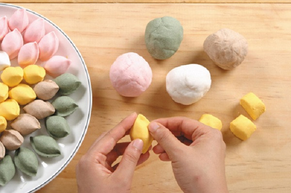 Nặn bánh theo những hình thù yêu thích