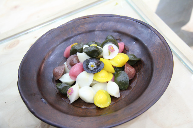 Để bánh nguội và thưởng thức