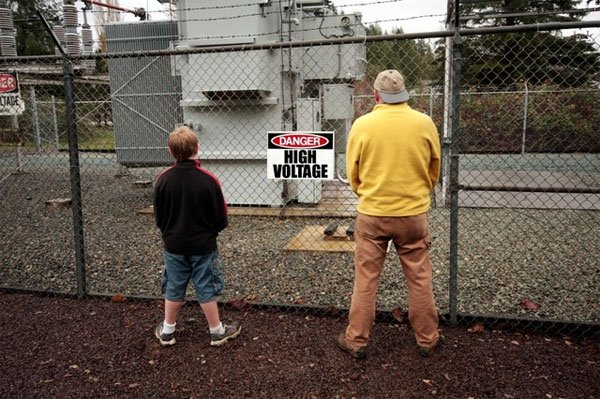 Đừng tè lên hàng rào điện