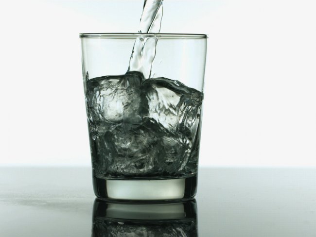 Uống đủ 8 ly nước mỗi ngày