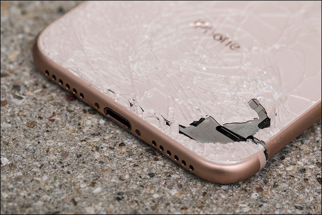 Sẽ mất khá nhiều thời gian khi thay mặt kính đằng sau máy