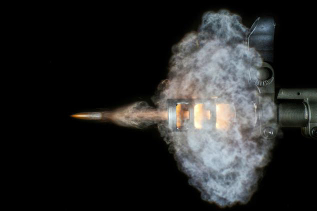 Khoảnh khắc đạn lao khỏi nòng khẩu súng máy AR-15