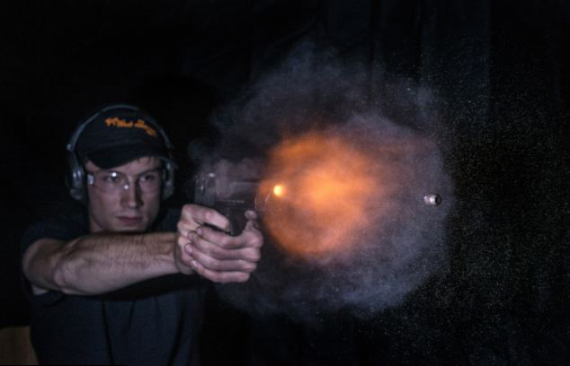 Khoảnh khắc viên đạn rời khỏi nòng của khẩu súng lục Desert Eagle