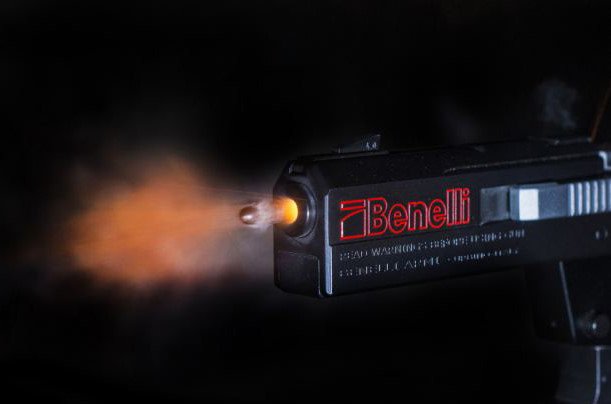 Khẩu súng lục Benelli nhả đạn