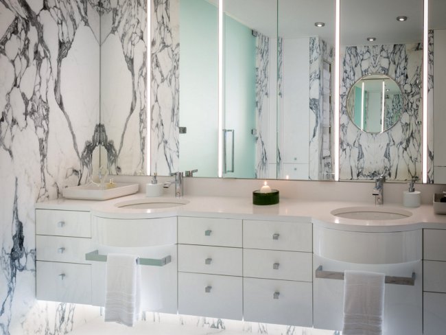 Không gian phòng tắm được làm bằng đá cẩm thạch Calacatta Carrara, đội công nhân bỏ ra cả tháng trời tại Italia để thu thập chúng.