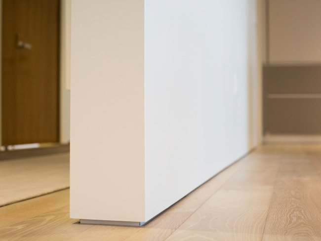 Khi đứng ngang tầm mắt, các bức tường dường như di chuyển nhẹ.