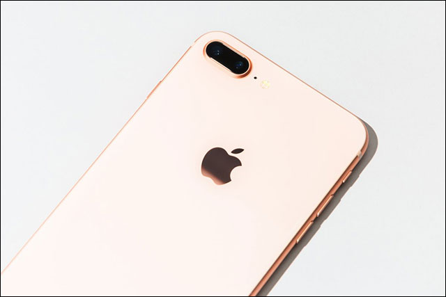 Camera sau của iPhone 8 và iPhone X cũng gần giống nhau