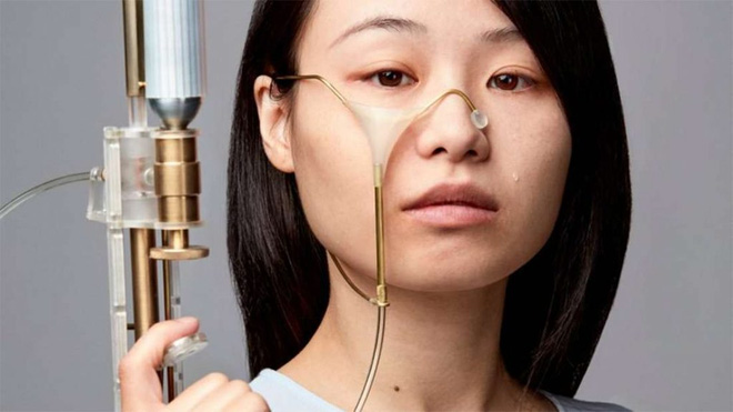 Khẩu súng vô cùng đặc biệt biến nước mắt thành những viên đạn và bắn về phía đối diện