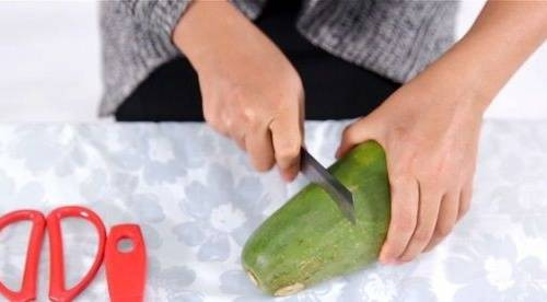 Cắt đôi quả đu đủ