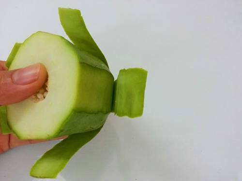 Cắt phần vỏ để tạo cánh cho bông hoa