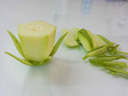 Dùng kéo để cắt tỉa phần đài hoa