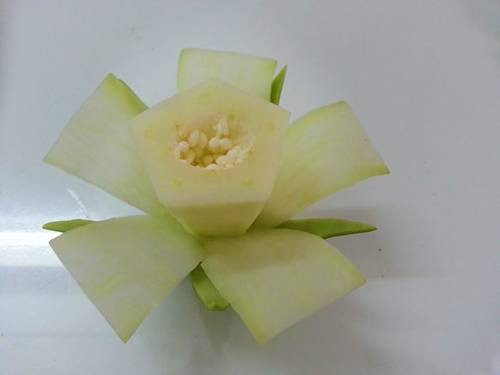 Tỉa cánh hoa so le nhau