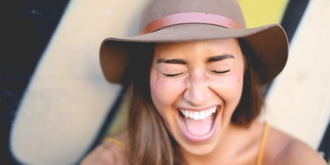 Đừng kiềm chế, hãy cười to khi có thể
