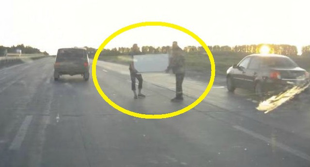 Hai gã đàn ông khiêng tủ lạnh băng qua đường cao tốc gây sốc