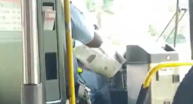 Kỳ quái gã tài xế xe buýt Maryland đọc báo khi lái xe gây phẫn nộ