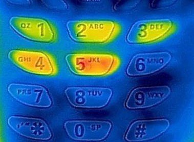 Nguyên nhân của việc sử dụng bàn phím số kim loại là để ngăn chặn việc rò rỉ mật mã