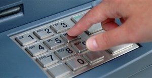 Tại sao các máy ATM đều sử dụng bàn phím số kim loại?