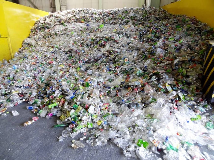 Chai nhựa PET được tập kết tại nhà máy Công nghệ Tinh chế PET ở Ogimachi, tỉnh Kanagawa 
