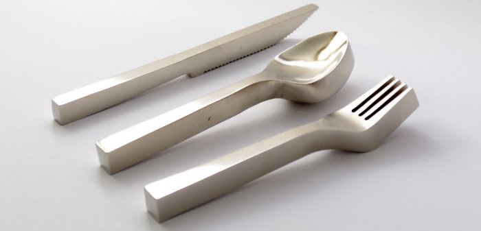 Bộ dao-thìa-dĩa siêu khó chịu. Chả hiểu nên dùng kiểu gì luôn!