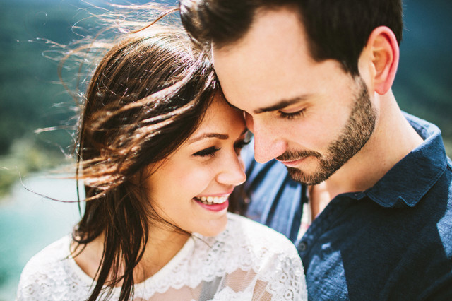 Cô ấy có mối quan hệ tốt với cha mẹ mình