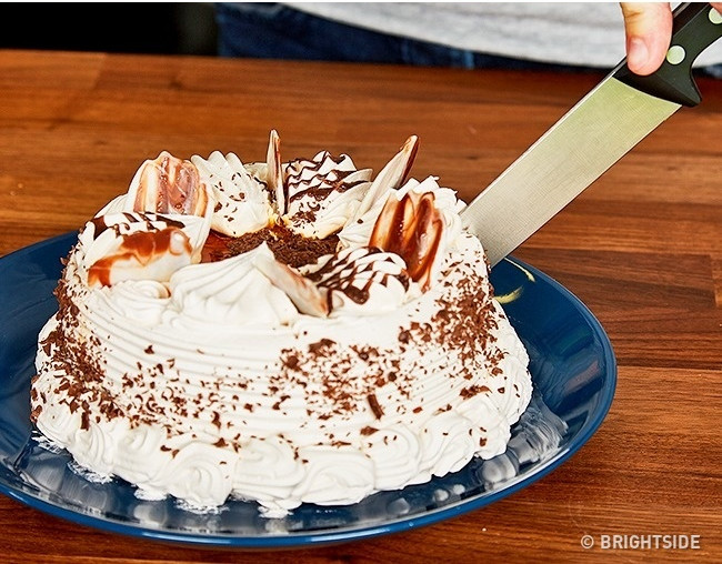 Giờ bạn có thể cắt bánh dễ dàng 