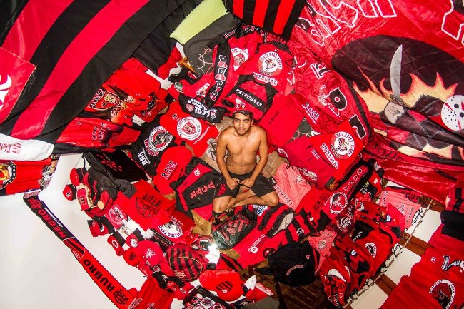 Phòng #711: Rio de Janeiro, Brazil. Claudio - 24 tuổi, nhà sưu tập.