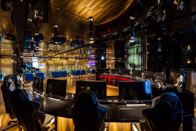 Người chơi có thể chơi cùng với những người chơi ở sảnh khác hoặc đăng nhập vào cộng đồng chơi game trực tuyến.