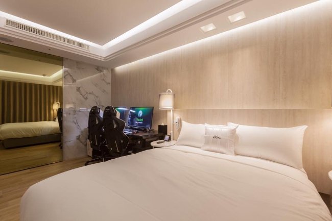 Căn phòng trông sang trọng, tạo cảm giác thoải mái cho khách hàng.