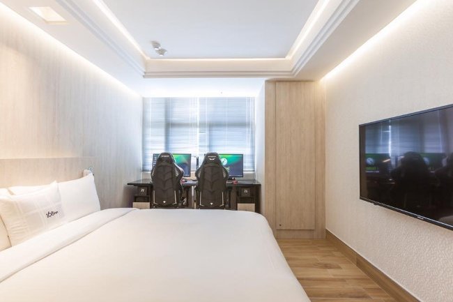 Nếu có cơ hội đến đây, bạn muốn đi ra ngoài khám phá thành phố hay sẽ đóng cửa và ở lại trong phòng để chơi game hàng giờ?