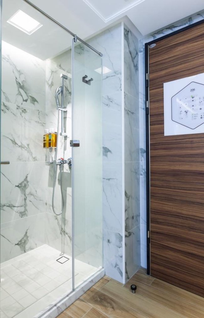 Thậm chí, ngay cả phòng tắm cũng được thiết kế sang trọng bằng đá cẩm thạch.