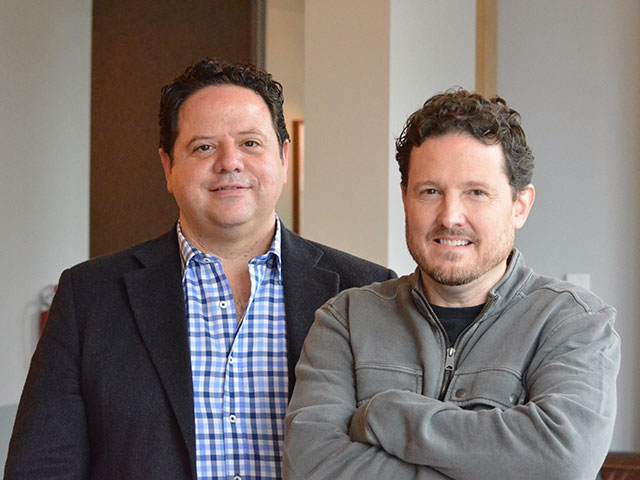 Giám đốc kinh doanh George Sarhanis và CEO Joe Roets của Dragonchain Inc