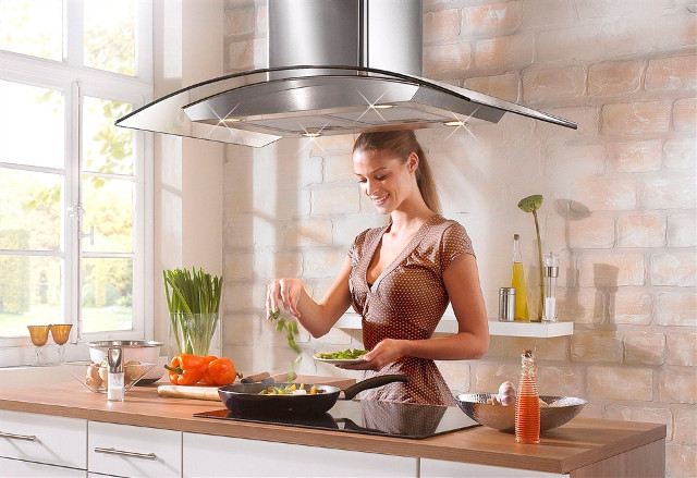 Không bật máy hút mùi khi nấu ăn