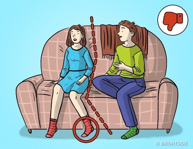 Khi nói chuyện cùng nhau, cô ấy luôn né tránh ánh mắt của bạn và đưa người ra hướng khác không chịu hợp tác