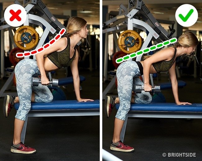 Tập lưng với tạ đôi