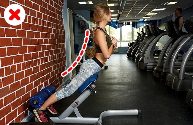 Gập người tập lưng dưới