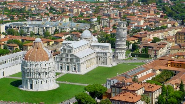 Tháp nghiêng Pisa nằm trên quần thể Campo dei Miracoli ở Pisa, Italy