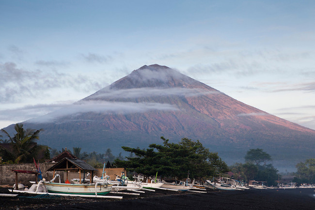 Núi lửa Agung trên đảo Bali của Indonesia 