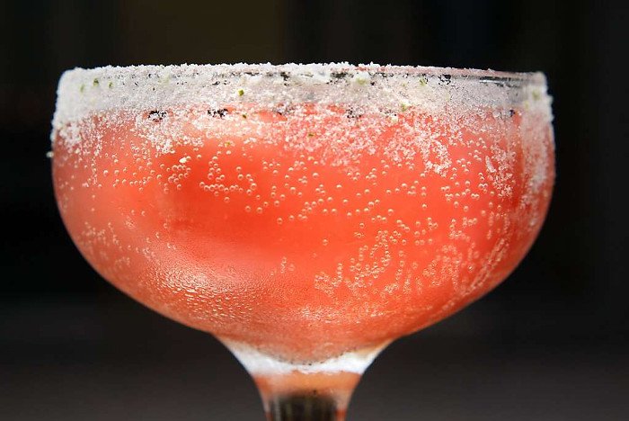 Cơ thể hấp thụ một ly rượu chậm hơn là đồ uống pha trộn với cacbonat