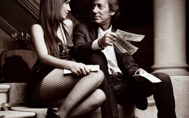 Tiền bạc biến con người trở thành kẻ lắm lời rỗng tuếch