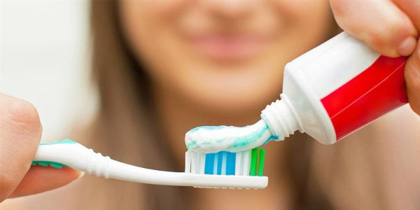 Họ đã trộn bột của móng bò, bột đá, tro, vỏ trứng bị đốt đá để tạo thành công thức đầu tiên của kem đánh răng 