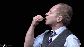 Nhà ảo thuật giả vờ nuốt 1 nắm kim vào bụng 