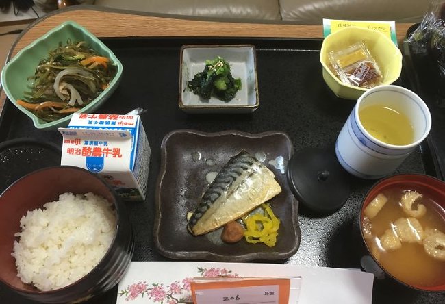 Mackerel, kelp salad, natto, spinach salad, miso soup, rice, milk and green tea