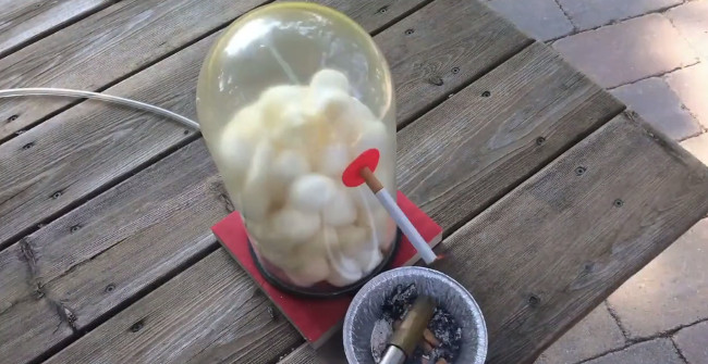 Những viên bông gòn màu trắng dần chuyển thành nâu sau khi tiếp xúc với khói thuốc