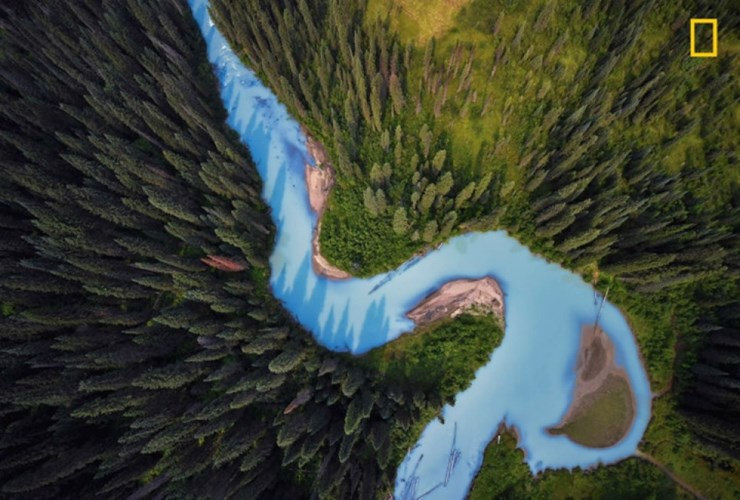 Dòng sông Holmes ở phía Bắc Canada được chụp từ trên cao 