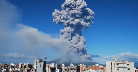 Cận cảnh màn phát nổ kinh hoàng của siêu núi lửa, nhấn chìm cả thành phố